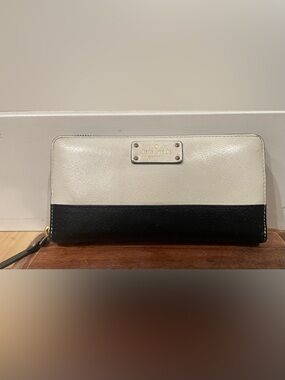 kate spade Two-Tone Black and Cream Zip Wallet